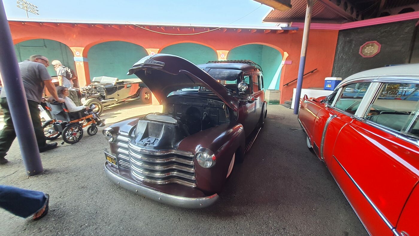 Chevrolet Advance Design – obniżony pickup z lat 50. w kolorze ciemnego bordo