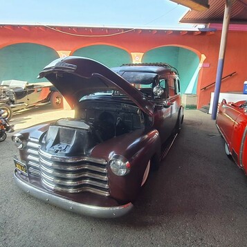 Chevrolet Advance Design – obniżony pickup z lat 50. w kolorze ciemnego bordo