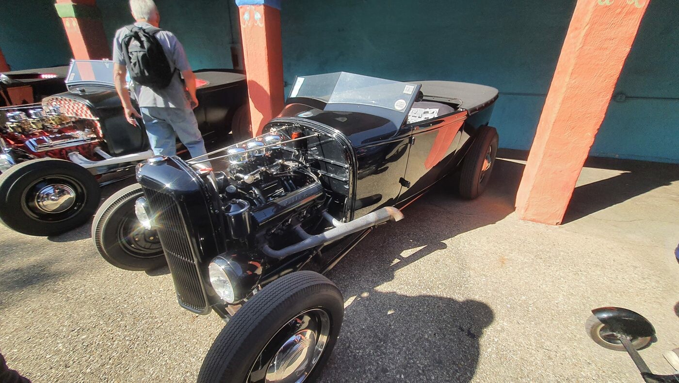 Czarny roadster pickup z odsłoniętym flatheadem V8 – hot rod w tradycyjnym stylu