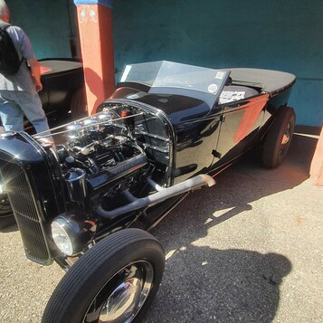 Czarny roadster pickup z odsłoniętym flatheadem V8 – hot rod w tradycyjnym stylu