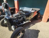 Czarny roadster pickup z odsłoniętym flatheadem V8 – hot rod w tradycyjnym stylu – zdjęcie 1