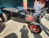 Czarny roadster pickup z odsłoniętym flatheadem V8 – hot rod w tradycyjnym stylu – zdjęcie 2