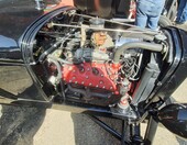 Czarny roadster pickup z odsłoniętym flatheadem V8 – hot rod w tradycyjnym stylu – zdjęcie 3
