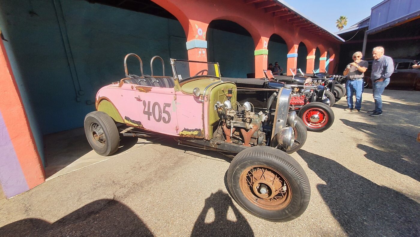 Różowy roadster „405” – rat rod z duszą wyścigów na jeziorach solnych