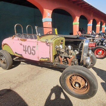 Różowy roadster „405” – rat rod z duszą wyścigów na jeziorach solnych