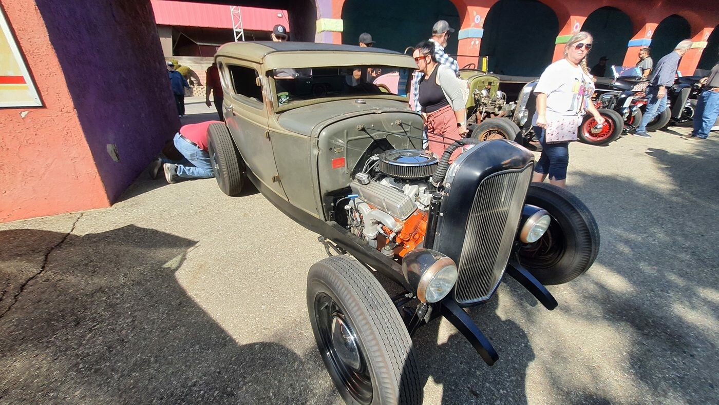 Ford Model A coupe w oliwkowym primerze – chopped hot rod z odsłoniętym silnikiem