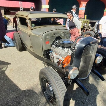 Ford Model A coupe w oliwkowym primerze – chopped hot rod z odsłoniętym silnikiem