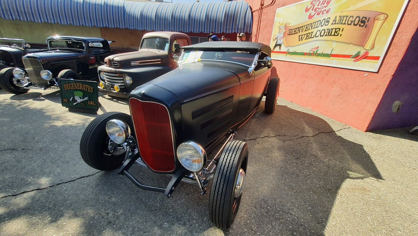 Ford roadster z 1932 roku – matowy „Deuce” z czerwonym wnętrzem