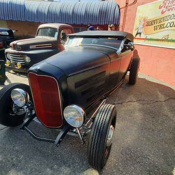 Ford roadster z 1932 roku – matowy „Deuce” z czerwonym wnętrzem