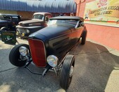 Ford roadster z 1932 roku – matowy „Deuce” z czerwonym wnętrzem – zdjęcie 1