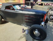 Ford roadster z 1932 roku – matowy „Deuce” z czerwonym wnętrzem – zdjęcie 2