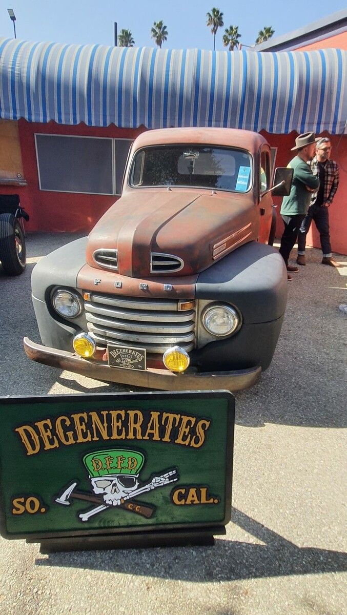 Ford F-1 z lat 1948–50 w patynie – pickup klubu Degenerates So. Cal.