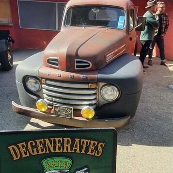Ford F-1 z lat 1948–50 w patynie – pickup klubu Degenerates So. Cal.