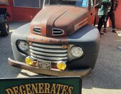 Ford F-1 z lat 1948–50 w patynie – pickup klubu Degenerates So. Cal. – zdjęcie 1