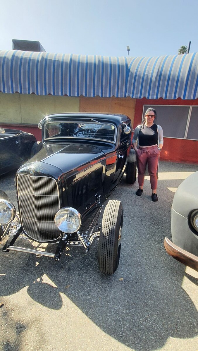 Czarne Ford coupe z 1932 roku – chromowana atrapa i klasyczny „stance”