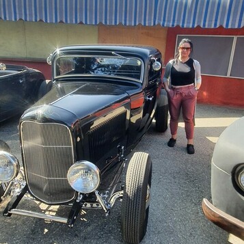 Czarne Ford coupe z 1932 roku – chromowana atrapa i klasyczny „stance”