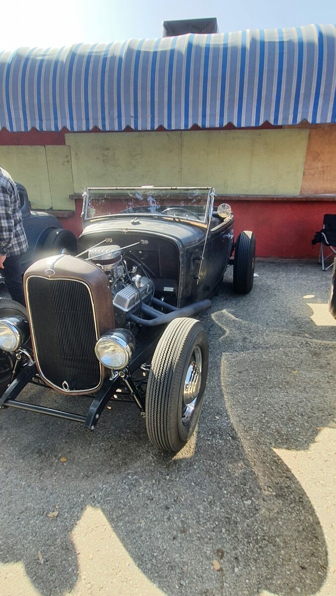 Ford Model A roadster – czarny hot rod z chromowaną atrapą i nagą ramą