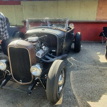 Ford Model A roadster – czarny hot rod z chromowaną atrapą i nagą ramą