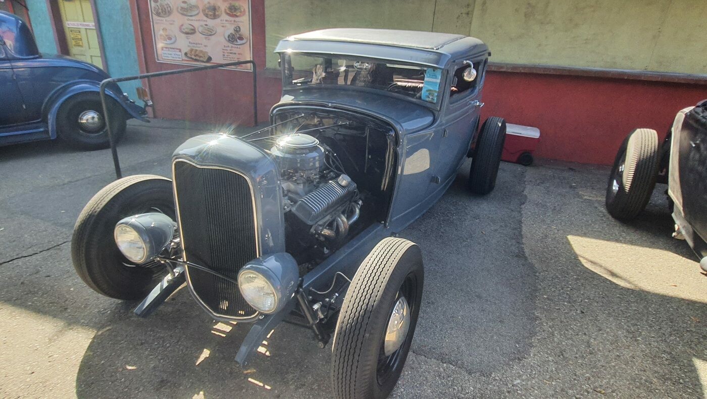 Ford 5-window coupe z 1932 roku – chopped hot rod z wystawionym silnikiem
