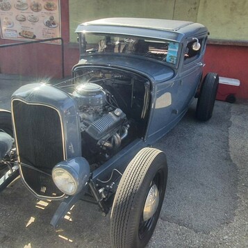 Ford 5-window coupe z 1932 roku – chopped hot rod z wystawionym silnikiem