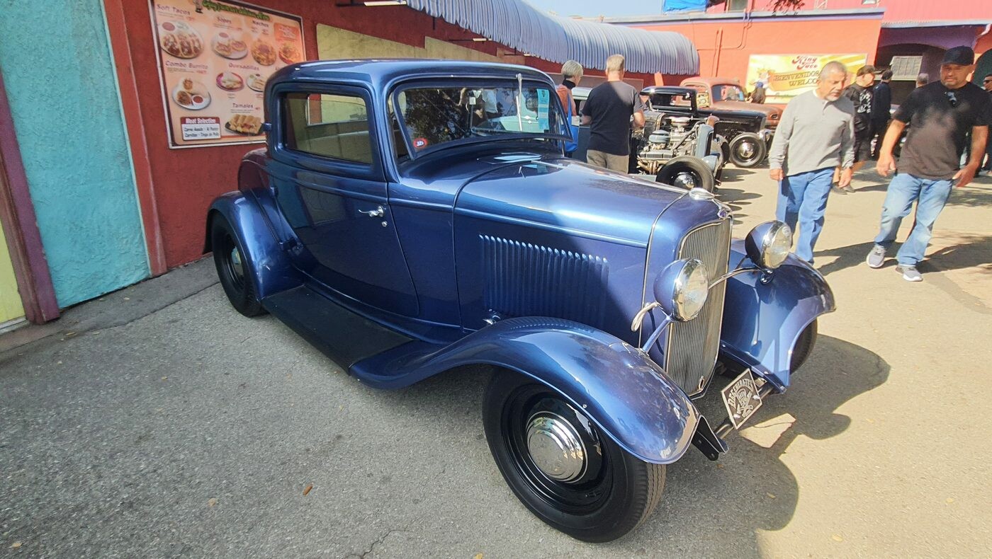 Niebieski Ford 3-window coupe z 1932 roku – Deuce w pełnych błotnikach