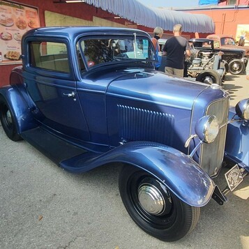 Niebieski Ford 3-window coupe z 1932 roku – Deuce w pełnych błotnikach