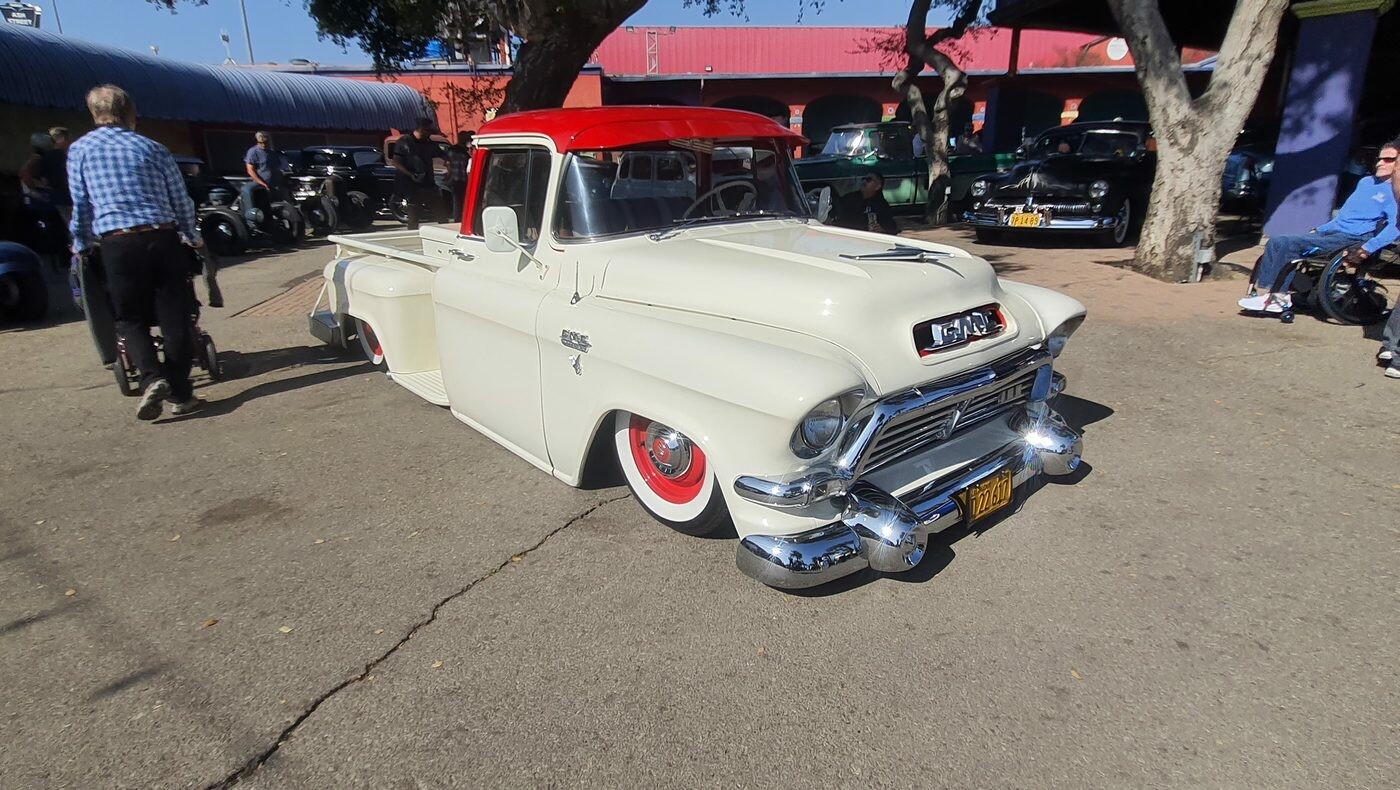 GMC pickup z końca lat 50. – kremowy klasyk z czerwonym dachem i felgami