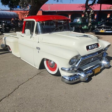 GMC pickup z końca lat 50. – kremowy klasyk z czerwonym dachem i felgami
