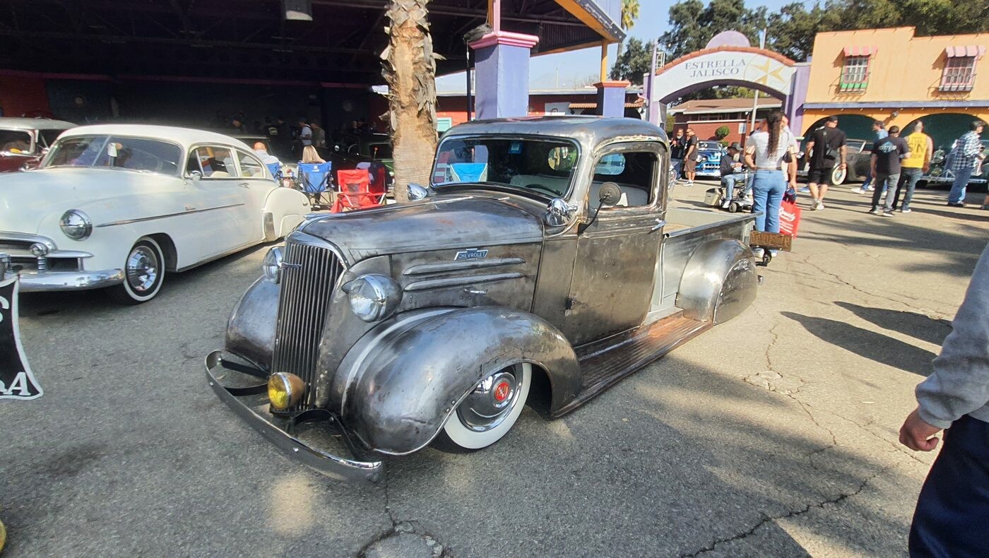 Chevrolet z 1937 roku w surowej stali – polerowany metal zamiast lakieru