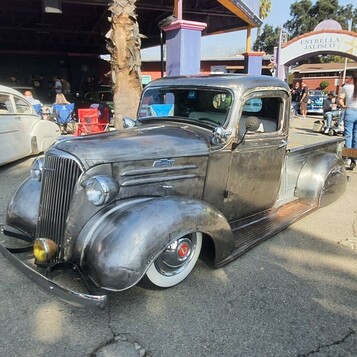 Chevrolet z 1937 roku w surowej stali – polerowany metal zamiast lakieru
