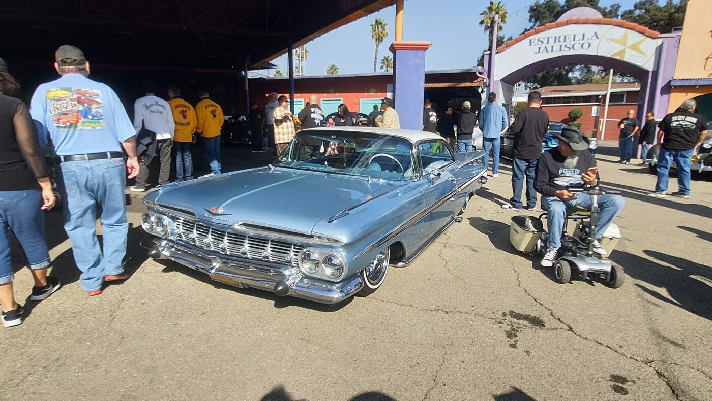 Chevrolet Impala z 1959 roku w srebrnym błękicie – gwiazda zlotu w tłumie fanów