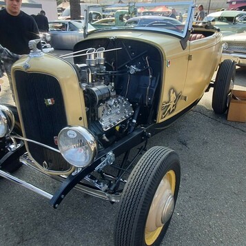 Kremowy Ford roadster z 1932 roku – highboy z odsłoniętym silnikiem i pinstripem