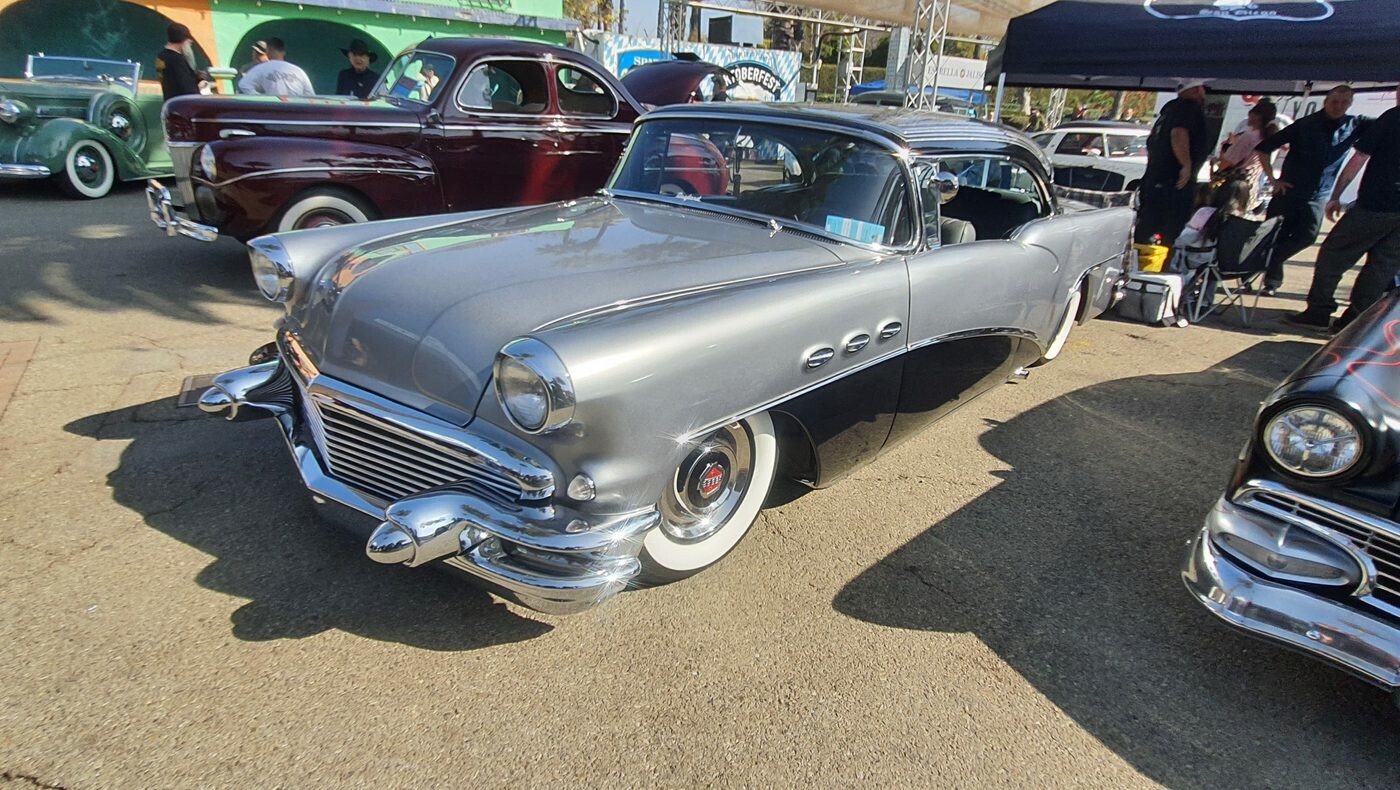 Buick z 1955 roku w dwukolorowym srebrze – hardtop z chromowanym „sweepspear”