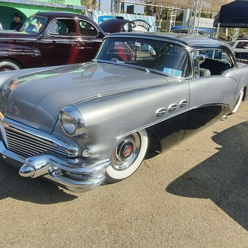 Buick z 1955 roku w dwukolorowym srebrze – hardtop z chromowanym „sweepspear”