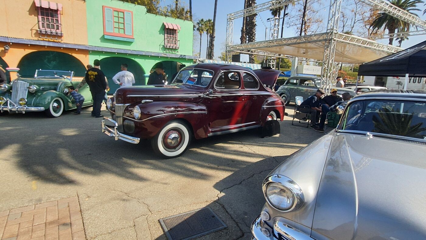 Bordowy Ford z 1940 roku – przedwojenna elegancja na białych ściankach