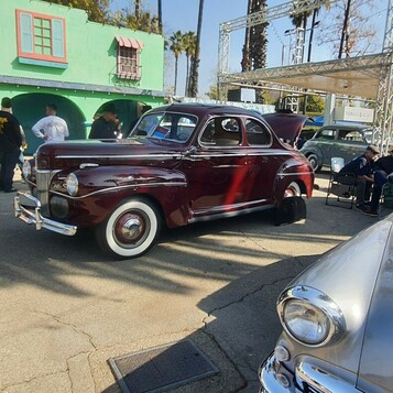 Bordowy Ford z 1940 roku – przedwojenna elegancja na białych ściankach