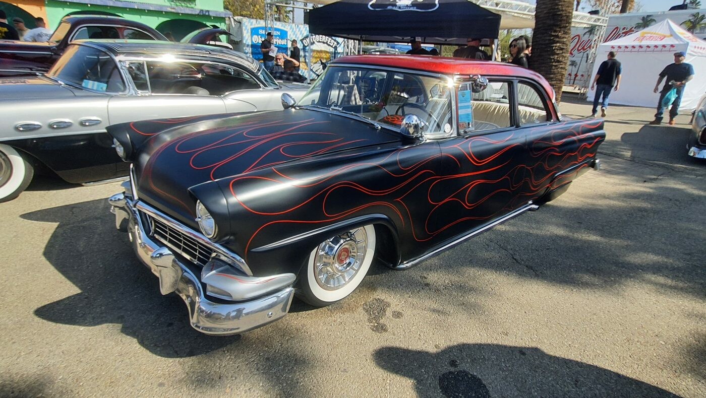 Czarny Ford z 1956 roku z czerwonymi płomieniami pinstripe – kustom z lat 50.