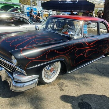 Czarny Ford z 1956 roku z czerwonymi płomieniami pinstripe – kustom z lat 50.