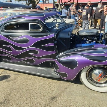 Fioletowe płomienie na czarnym kustomie – chopped coupe z lat 40. w pełnej krasie