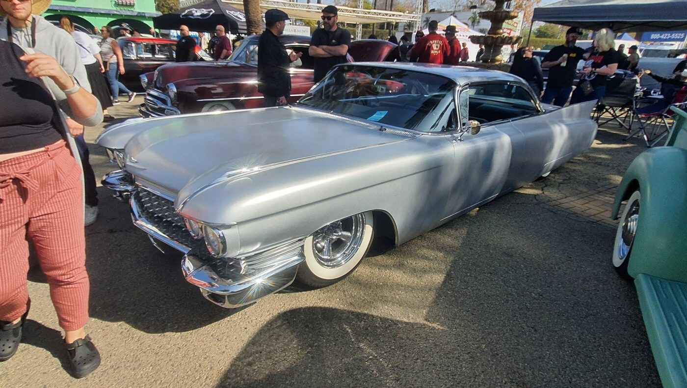 Srebrny Cadillac z przełomu lat 50. i 60. – długi jak ulica, niski jak lowrider