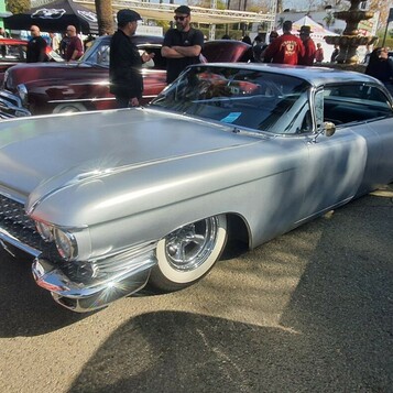 Srebrny Cadillac z przełomu lat 50. i 60. – długi jak ulica, niski jak lowrider