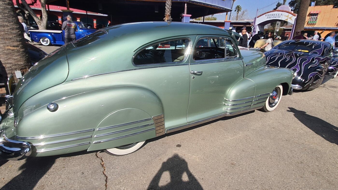 Chevrolet Fleetline Aerosedan z 1948 roku – szałwiowa zieleń i fastback