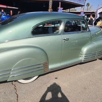 Chevrolet Fleetline Aerosedan z 1948 roku – szałwiowa zieleń i fastback