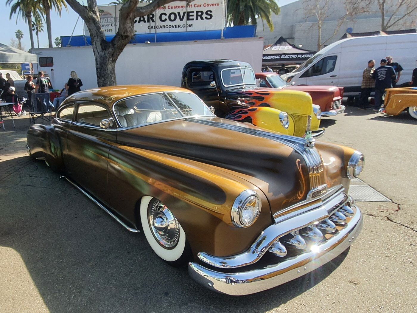 Miedziany Pontiac z 1950 roku – chopped kustom z fadeaway i srebrnymi paskami na masce