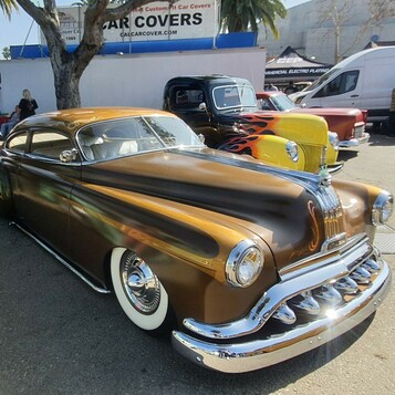 Miedziany Pontiac z 1950 roku – chopped kustom z fadeaway i srebrnymi paskami na masce