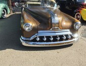 Miedziany Pontiac z 1950 roku – chopped kustom z fadeaway i srebrnymi paskami na masce – zdjęcie 2