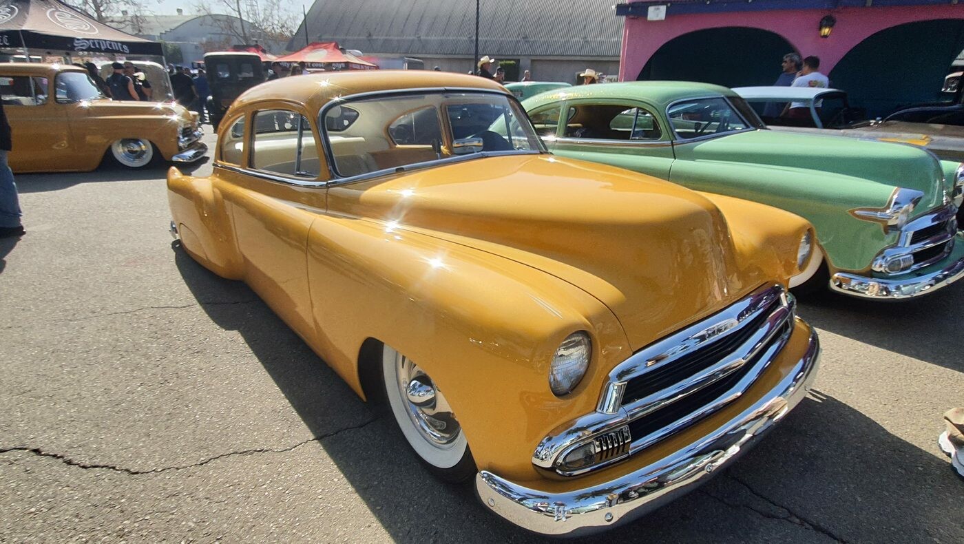 Musztardowy Chevrolet z 1951 roku – kustom z wpuszczonymi reflektorami i gładkim tyłem