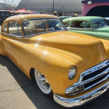 Musztardowy Chevrolet z 1951 roku – kustom z wpuszczonymi reflektorami i gładkim tyłem