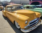 Musztardowy Chevrolet z 1951 roku – kustom z wpuszczonymi reflektorami i gładkim tyłem – zdjęcie 1