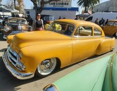 Musztardowy Chevrolet z 1951 roku – kustom z wpuszczonymi reflektorami i gładkim tyłem – zdjęcie 2